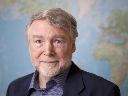 Papua-Neuguinea, Mit dem Forscher Heinrich Harrer, der hier ein unbekanntes Gewürz probiert. (1972)