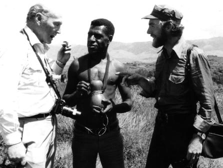 Papua-Neuguinea, Mit dem Forscher Heinrich Harrer, der hier ein unbekanntes Gewürz probiert. (1972)